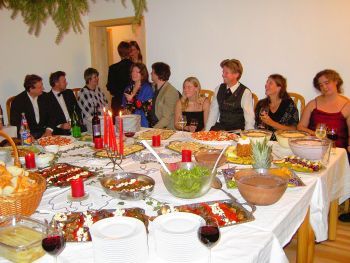 Menschen an feierlicher Tafel